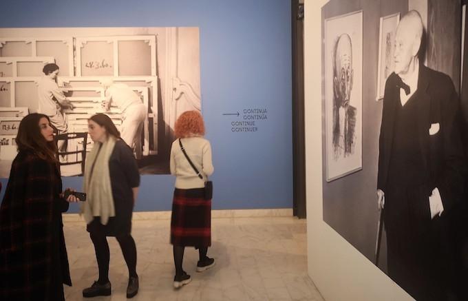 des visiteurs regardent les oeuvres de kahnweller