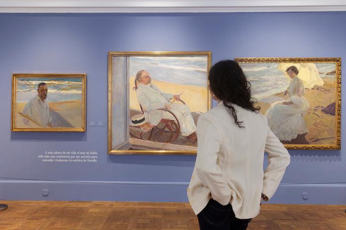 une femme regarde un tableau