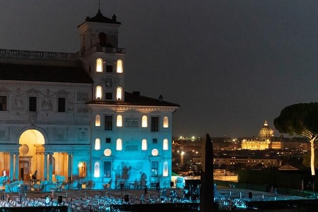 projection d'un films à la villa médicis de nuit