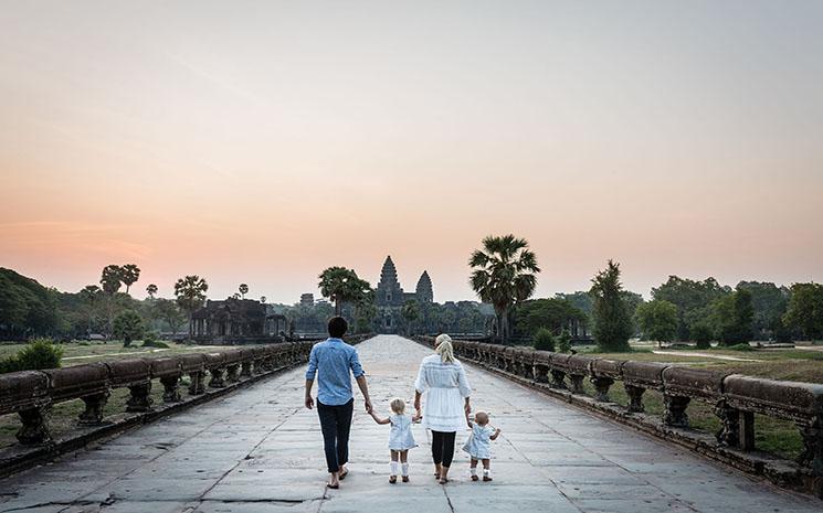 Famille à Angkor Wat pendant la pandémie par Regis Binard