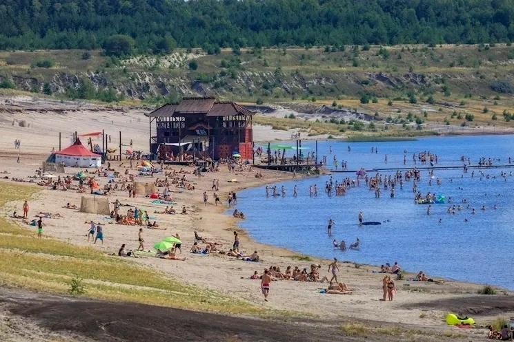 Festivaliers qui se baignent dans un lac