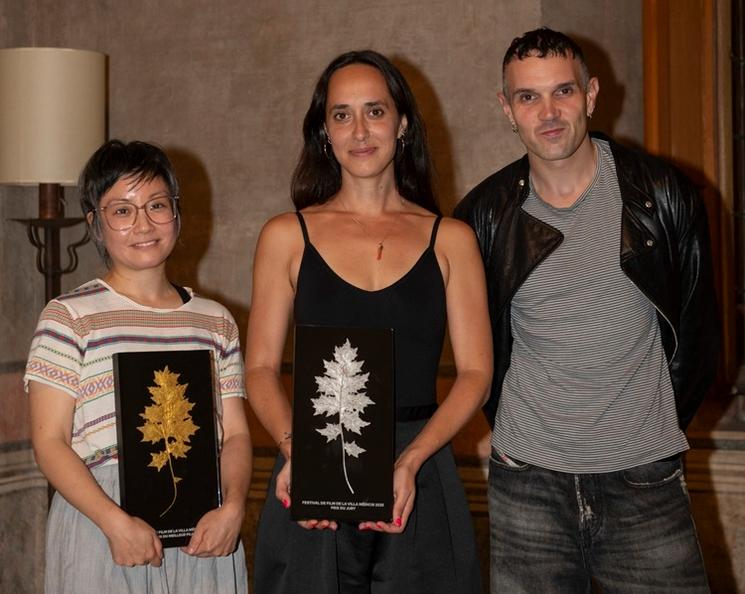 les lauréats tiennent un prix