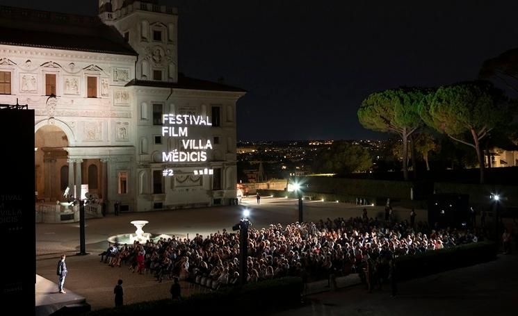 écran de cinéma en plein air à la villa médiis de rome