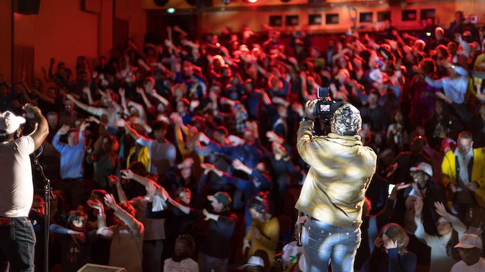 Le public vu depuis la scène pendant un concert au Centre Français de Berlin