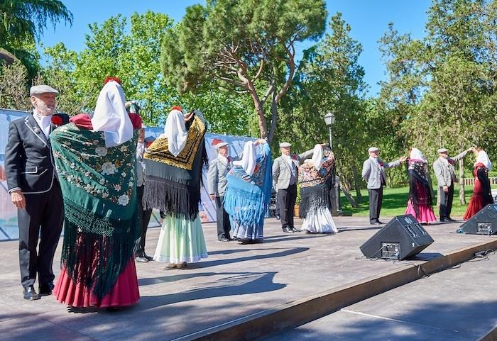 Personnes habillées en chulapos et chulapas dansent