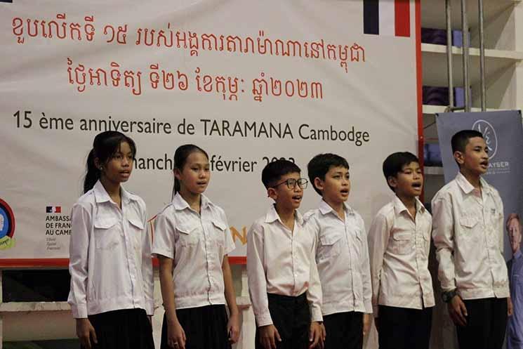 enfant en train de chanter