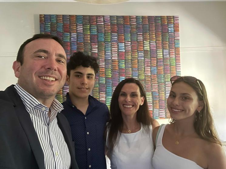 Françoise Merit, son mari et ses deux enfants ont la double nationnalité française et australienne depuis 2007.