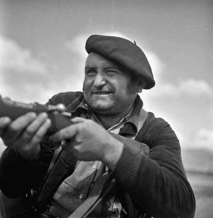 Un paysan avec un fusil pendant la guerre civile d'Espagne