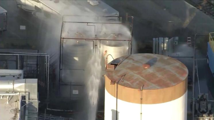 Le tank est inondé par les pompiers depuis hier afin de faire baisser sa température et d'éviter son démantèlement ou une explosion. (Photo (c) OrangeCounty Register)