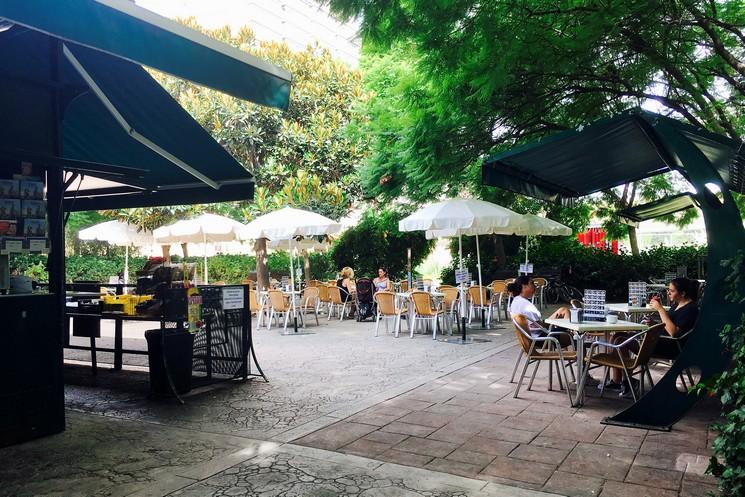 Un bar dans le rio Turia à Valencia