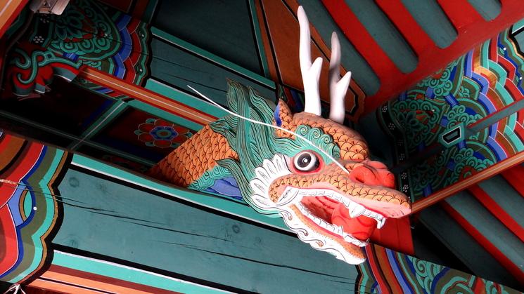 Une tête de dragon dans un temple en Corée.