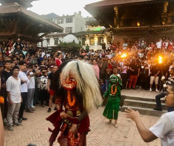 Cortège pour Gai Jatra au Népal
