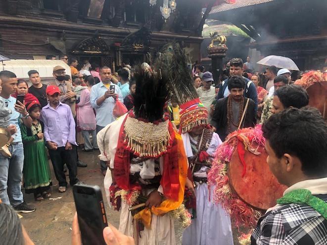Un cortège pour Gai Jatra au Népal