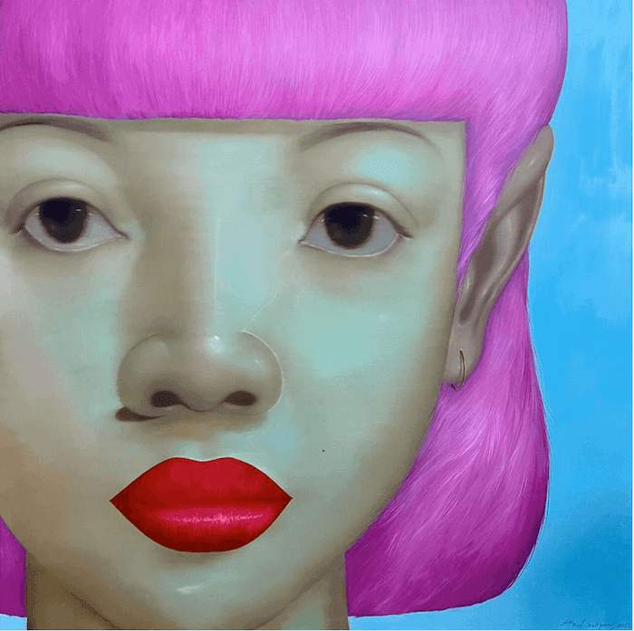 portrait d'une femme asiatique avec les cheveux roses réalisé par l'artiste Attasit Pokpong