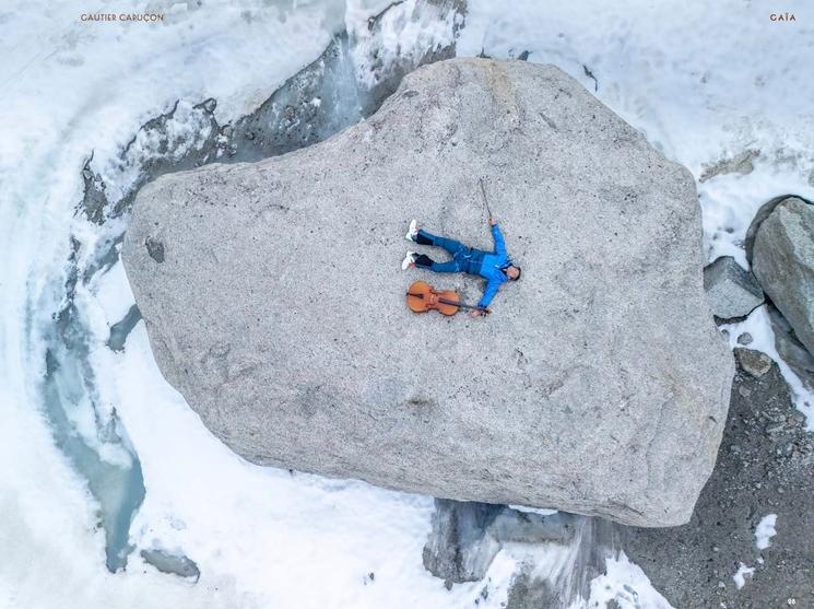 Gauthier Capuçon allongé sur une pierre