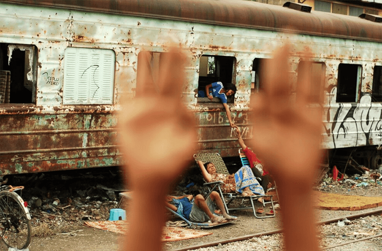 Gens vivants dans un train desafecté au Cambodge Miguel Jeronimo.png