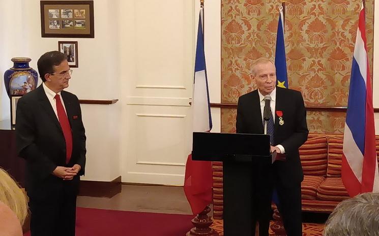Le Dr Gerard Lalande s'adresse a l'assistance apres avoir recu la Legion d'honneur