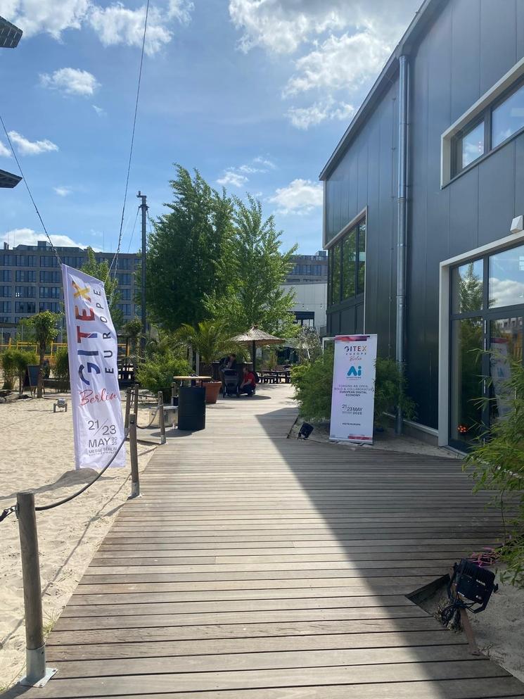 Entrée du BeachMitte avec kakémono Gitex