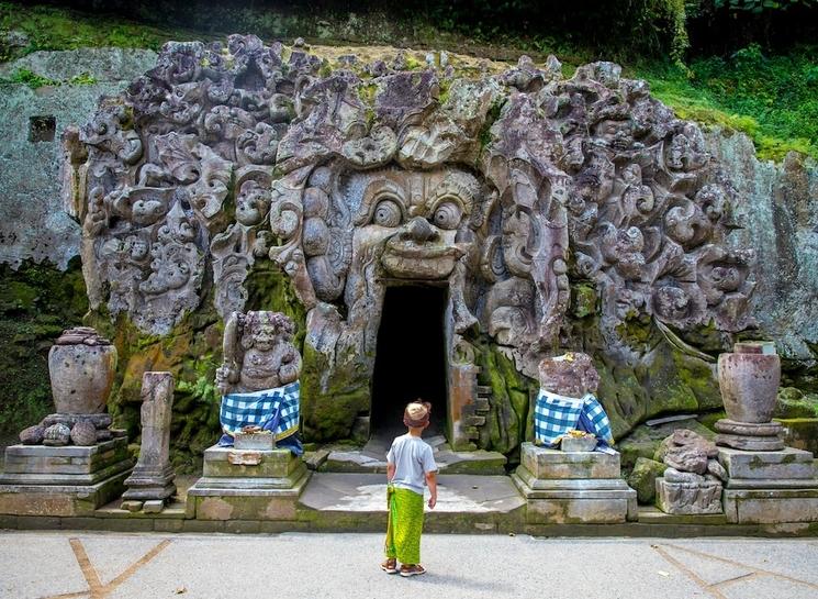 Temple Goa Gajah, la grotte de l'éléphant à Bali, avec un enfant en sarong à l'entrée.jpg