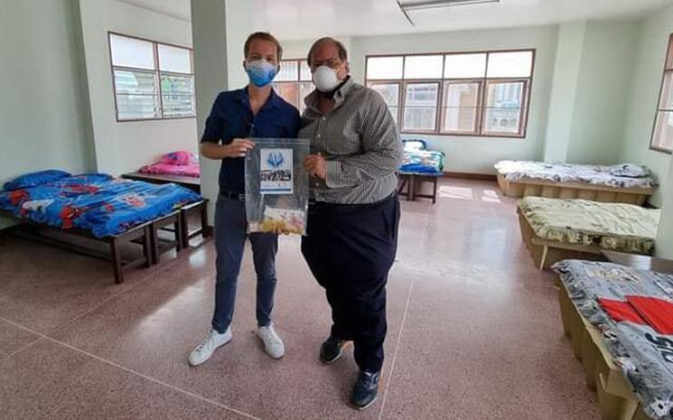 Les fondateurs du Bangkok Community Help inaugurant un centre d'isolation de malades Covid