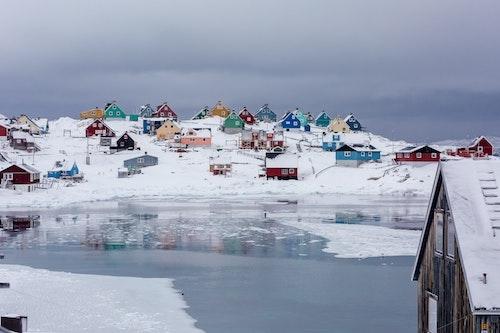 un village au Groenland dans un paysage glacé