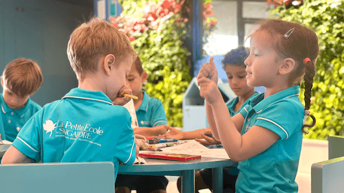 des élèves de la petite ecole de Singapour