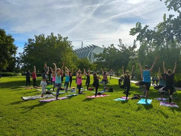 Groupe de yoga dans la turia
