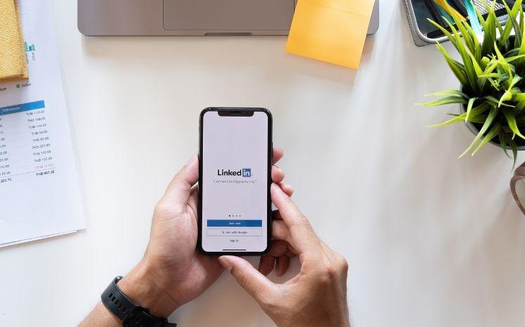 Rejoignez des groupes d'expatriés sur LinkedIn.