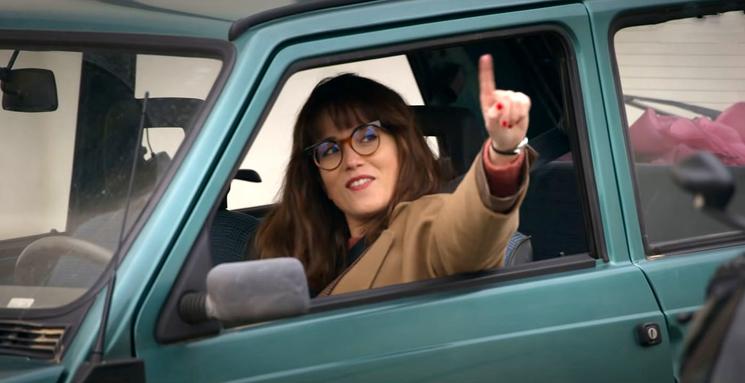 Alice roule dans une petite voiture verte largement passée de mode