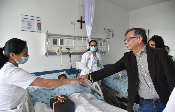 Le Président Gustavo Petro à l'hôpital militaire de Bogota