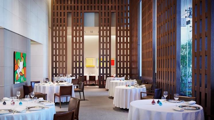 Restaurant Guy Savoy : Installé au Caesars Palace, le Restaurant Guy Savoy transpose à Las Vegas l’univers gastronomique du célèbre chef français. Sous la direction de Nicolas Costagliola, la table se distingue par une cuisine française contemporaine et précise, récompensée par une étoile Michelin.