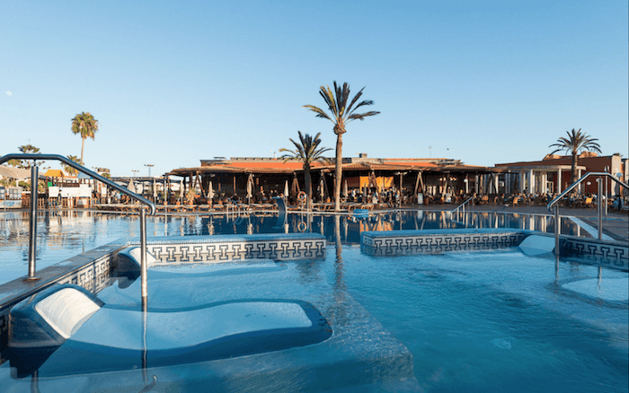 piscine et restaurant HD parque Cristobal Gran canaria