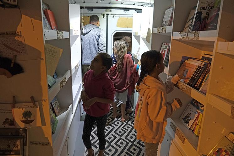 le camion librairie itinérant D'Lires Ambulants de Jean-Brice Peirano en Nouvelle-Calédonie