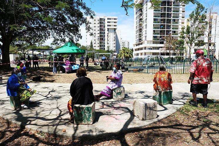 des femmes attendent au centre de vaccination aux Tours de Magenta, Nouméa