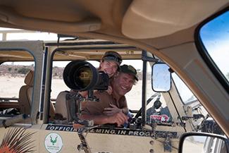 Hannes Lochner et sa femme dans leur véhicule de travail
