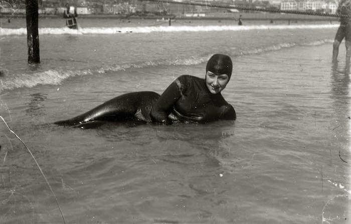 Helena Cortesina en tenue de bain dans l'eau d'un lac