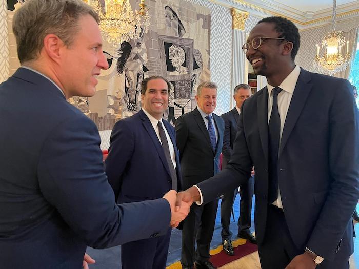 Hervé Berville salue des gens à la résidence de France