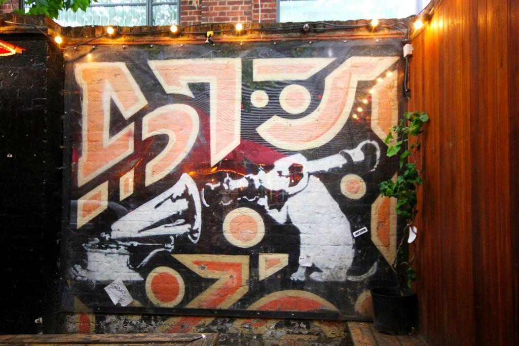 Londres Banksy His masters voice oeuvre