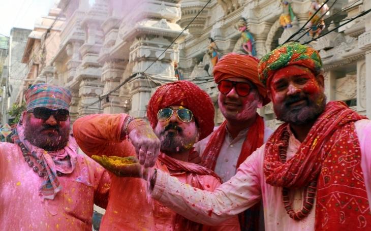 Des hommes couverts de poudres de couleur pour Holi