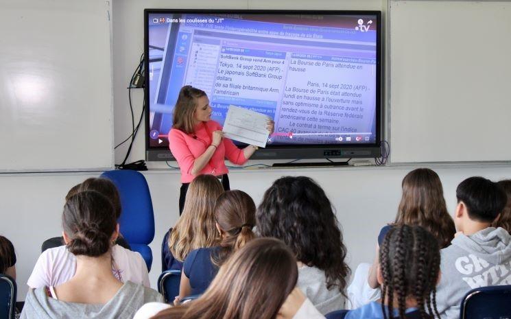 Anne-Claire Poignard présente un "conducteur" de journal télévisé au LFI.