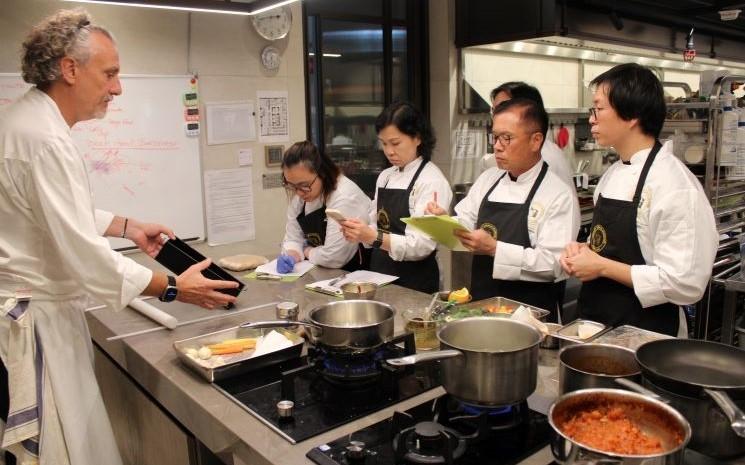 Un cours donné par Emmanuel Souliere à Causeway Bay.