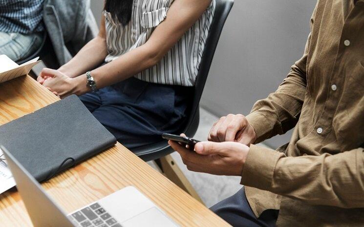 Un employé multitasking