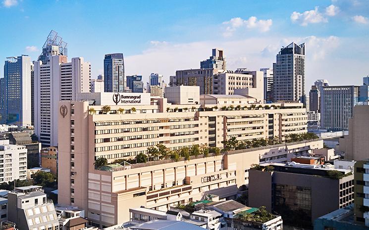 Vue large de l'hopital Bumrungrad de Bangkok