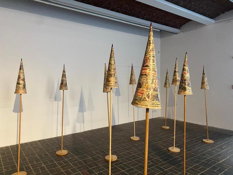 Des chapeaux pointus fait en journaux portant sur la révolution égyptienne de 2011