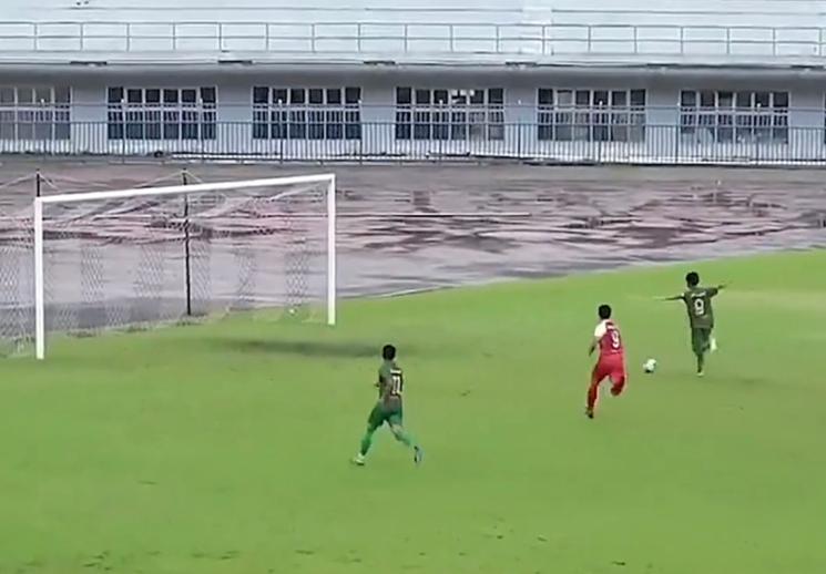 Joueur célébrant un but trop tôt