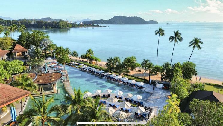 Piscine et mer Pullman Phuket