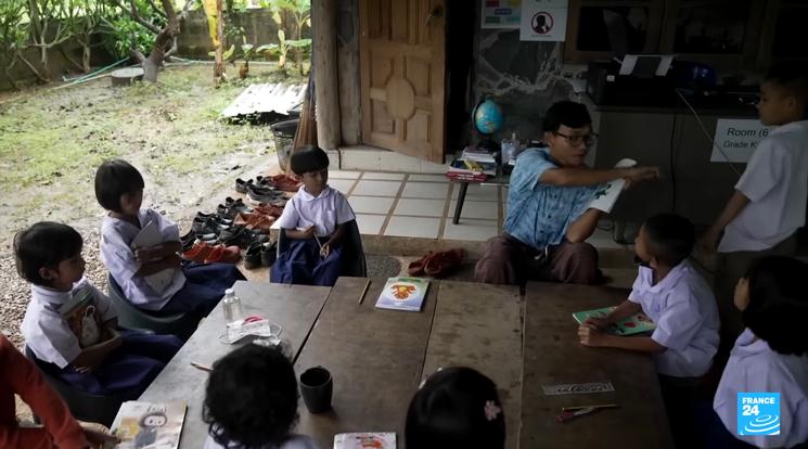 Enfants réfugiés birmans dans une école thaïlandaise