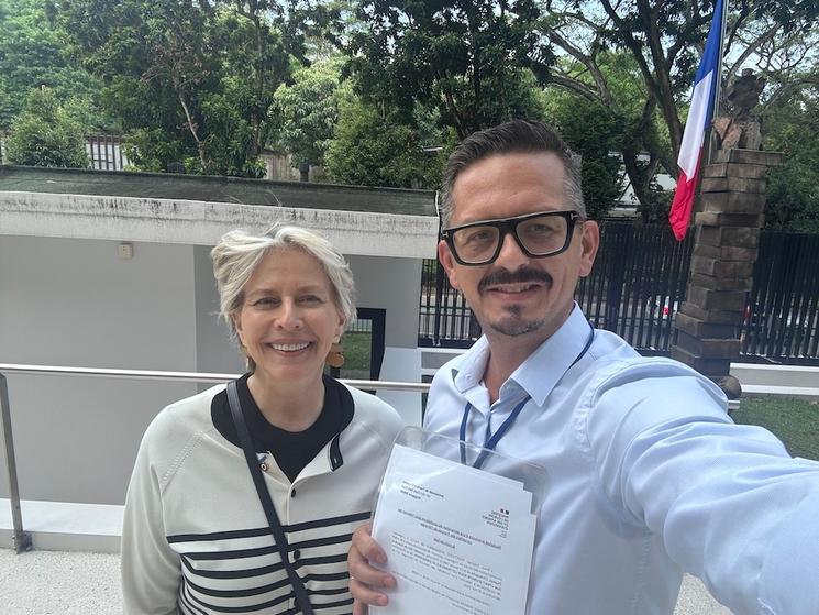 trait d'union à Singapour