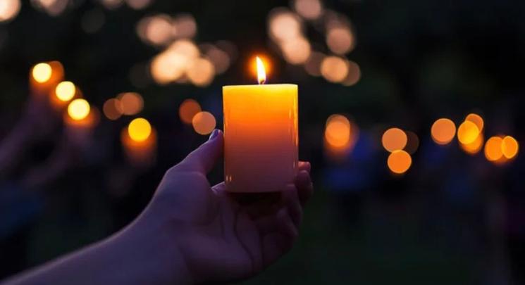 Bougie dans une main