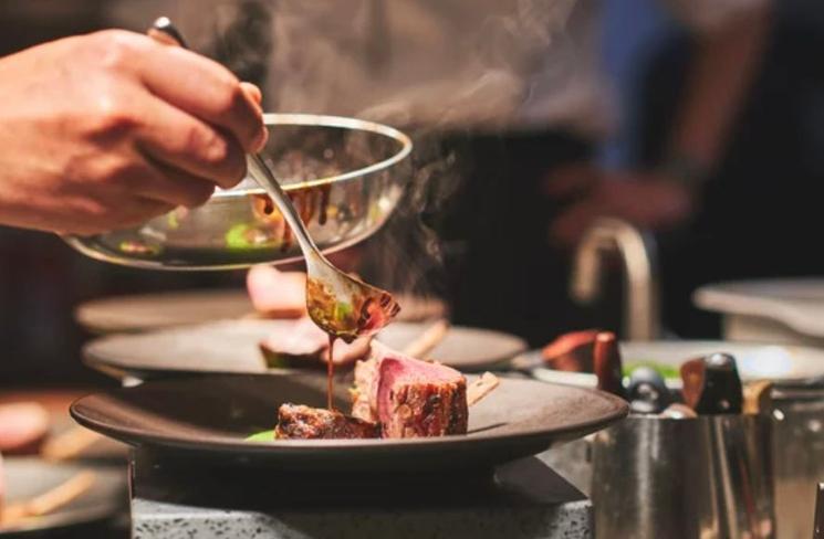 Sauce sur une viande